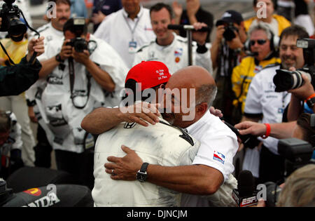 6. April 2008 - bekommt St. Petersburg, Florida, USA - IndyCar-Fahrer GRAHAM RAHAL, links, eine Umarmung von seinem Vater BOBBY RAHAL, nach dem Gewinn des Grand Prix von St. Petersburg. (Bild Kredit: Stockfoto