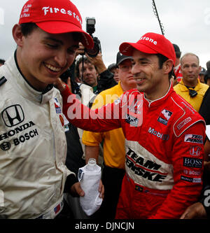 6. April 2008 - ist vom zweiten Platz HELIO CASTRONEVES am Ende des Rennens vor der Überschrift zum Sieg Kreis an der Grand Prix von St. Petersburg St. Petersburg, Florida, USA - IndyCar Gewinner GRAHAM RAHAL, links, gratulierte. (Bild Kredit: Stockfoto