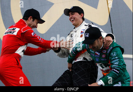 6. April 2008 - St. Petersburg, Florida, USA - Finisher HELIO CASTRONEVES den zweiten Platz, links, scherzhaft versucht, Gewinner GRAHAM RAHAL, Zentrum, von der Spitze auf dem Podium zusammen mit Drittplatzierte TONY KANAAN im Sieg-Kreis nach der IndyCar Series Grand Prix von St. Petersburg zu entfernen. (Bild Kredit: Stockfoto