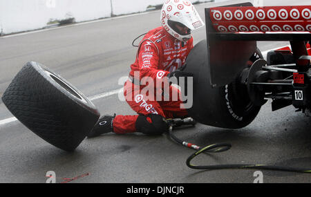 6. April 2008 arbeitet - St. Petersburg, Florida, USA - The Chip Ganassi Racing Boxencrew Switches von Regenreifen auf Slicks auf DAN WHELDONs Auto im Boxenbereich als der Regen nachlassen während des Grand Prix von St. Petersburg. (Bild Kredit: Stockfoto