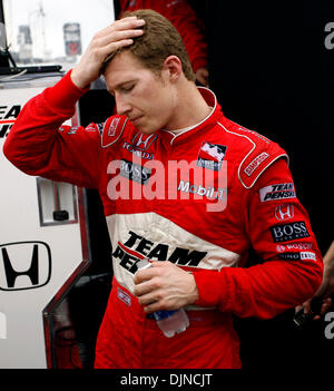 6. April 2008 - St. Petersburg, Florida, USA - IndyCar Treiber RYAN BRISCOE reibt den Kopf, nachdem er im Ruhestand ist, für den Tag nach dem Absturz wiederum 9 an der Grand Prix von St. Petersburg (Credit-Bild: Stockfoto