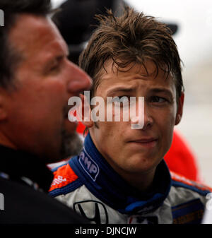 6. April 2008 - spricht St. Petersburg, Florida, USA - IndyCar-Fahrer MARCO ANDRETTI, Recht, mit seinem Vater und Team-Besitzer MICHAEL ANDRETTI, nachdem Marco für den Tag mit einem gebrochenen halbe Welle an der Grand Prix von St. Petersburg im Ruhestand. (Bild Kredit: Stockfoto