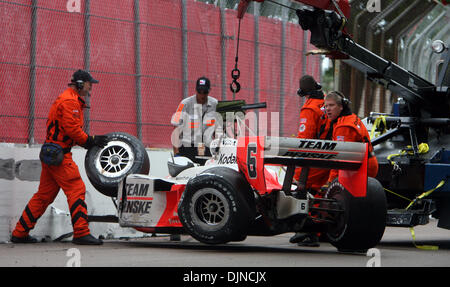 6. April 2008 wird nach er wiederum 9 an der IndyCar Grand Prix von St. Petersburg zerstört - St. Petersburg, Florida, USA - Ryan Briscoe Auto von der Strecke entfernt. (Bild Kredit: Stockfoto