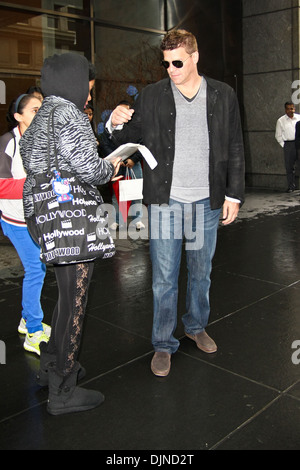 David Boreanaz gibt Autogramme für die Fans, als er Mandarin Oriental Hotel in Midtown Manhattan New York City USA - 15.05.12 geht Stockfoto