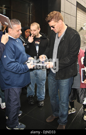 David Boreanaz gibt Autogramme für die Fans, als er Mandarin Oriental Hotel in Midtown Manhattan New York City USA - 15.05.12 geht Stockfoto