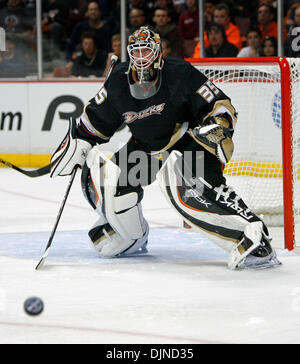 10. April 2008 - Anaheim, Kalifornien, USA - Anaheim Ducks Torhüter JEAN-Sébastien GIGUÈRE gegen die Dallas Stars in der ersten Periode der NHL Western Conference-Viertelfinale. (Kredit-Bild: © Mark Avery/ZUMA Press) Stockfoto