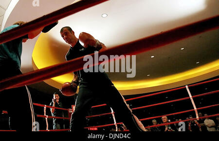 10. April 2008 - Las Vegas, Nevada, USA - Southpaw Kämpfer JOE C WALES, nimmt aka JOE CALZAGHE Schießübungen auf ein Medien-Training am 10. April im Planet Hollywood Resort & Casino in Las Vegas, Nevada.  Calzaghe (44-0, 32 KOs), ist der am längsten regierende Boxweltmeister, haben statt des super-Mittelgewichts-Titels seit 1997 durch eine Division-Best 21 aufeinanderfolgende Verteidigung Titel.  Er wird Stockfoto