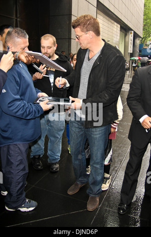 David Boreanaz gibt Autogramme für die Fans, als er Mandarin Oriental Hotel in Midtown Manhattan New York City USA - 15.05.12 geht Stockfoto