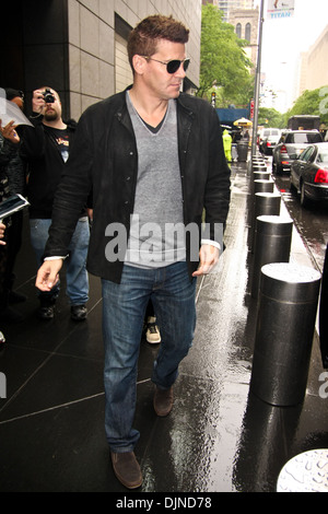 David Boreanaz gibt Autogramme für die Fans, als er Mandarin Oriental Hotel in Midtown Manhattan New York City USA - 15.05.12 geht Stockfoto