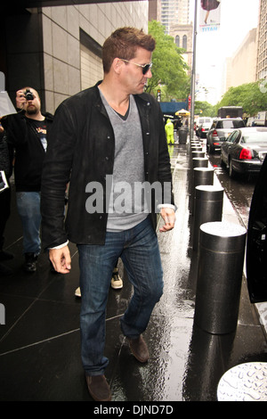 David Boreanaz gibt Autogramme für die Fans, als er Mandarin Oriental Hotel in Midtown Manhattan New York City USA - 15.05.12 geht Stockfoto