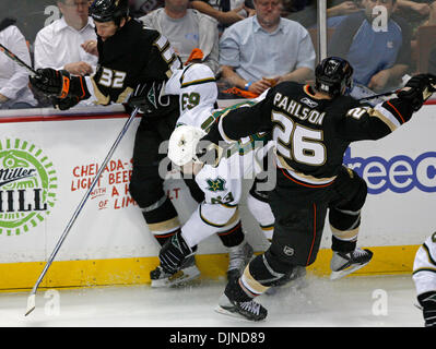 12. April 2008 - Anaheim, Kalifornien, USA - Dallas Stars center MIKE RIBEIRO, zentrieren, wird zwischen Anaheim Ducks linken Flügel TRAVIS MOEN, links und Mitte SAMUEL PÅHLSSON Schwedens, in der dritten Periode von Spiel 2 von der NHL Western Conference-Viertelfinale in Anaheim, Kalifornien, USA, 12. April 2008 gehämmert. (Kredit-Bild: © Mark Avery/ZUMA Press) Stockfoto