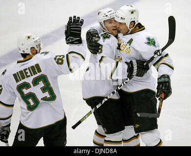 12. April 2008 feiern - Anaheim, Kalifornien, USA - Dallas Stars, von links: MIKE RIBEIRO, STEPHANE ROBIDAS und MIKE MODANO Modano Tor gegen die Anaheim Ducks in der dritten Periode von Spiel 2 von der NHL Western Conference-Viertelfinale in Anaheim, Kalifornien, USA 12. April 2008. (Kredit-Bild: © Mark Avery/ZUMA Press) Stockfoto