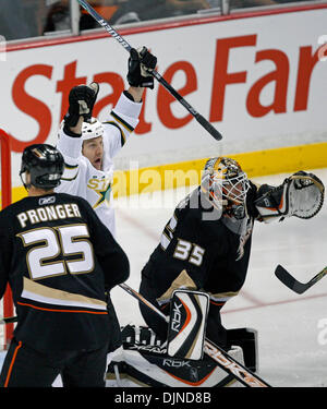 12. April 2008 - feiert Anaheim, Kalifornien, USA - Dallas Stars linker Flügel NIKLAS HAGMAN links, von Finnland, ein Dallas Ziel neben Anaheim Ducks Torhüter JEAN-Sébastien GIGUÈRE in der dritten Periode von Spiel 2 von der NHL Western Conference-Viertelfinale in Anaheim, Kalifornien, USA 12. April 2008. (Kredit-Bild: © Mark Avery/ZUMA Press) Stockfoto