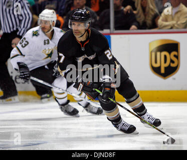 12. April 2008 - Anaheim, Kalifornien, USA - Dallas Stars MIKE RIBEIRO, Links zu zentrieren, jagt Anaheim Ducks-Verteidiger SCOTT NIEDERMAYER in der ersten Phase des Spiel 2 von der NHL Western Conference-Viertelfinale in Anaheim, Kalifornien, USA 12. April 2008. (Kredit-Bild: © Mark Avery/ZUMA Press) Stockfoto