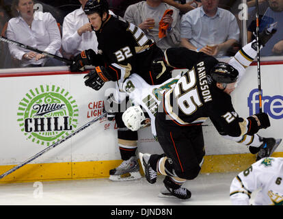 12. April 2008 - Anaheim, Kalifornien, USA - Dallas Stars center MIKE RIBEIRO, zentrieren, wird zwischen Anaheim Ducks linken Flügel TRAVIS MOEN, links und Mitte SAMUEL PÅHLSSON Schwedens, in der dritten Periode von Spiel 2 von der NHL Western Conference-Viertelfinale in Anaheim, Kalifornien, USA, 12. April 2008 gehämmert. (Kredit-Bild: © Mark Avery/ZUMA Press) Stockfoto