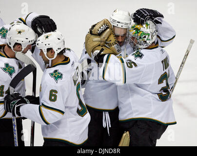 12. April 2008 feiern - Anaheim, Kalifornien, USA - Dallas Stars, von links, B.J. CROMBEEN, TREVOR DALEY, MIKE RIBEIRO und Torwart MARTY TURCO, nach dem 5: 2-Sieg über die Anaheim Ducks in Spiel 2 von der NHL Western Conference-Viertelfinale in Anaheim, Kalifornien, USA 12. April 2008. (Kredit-Bild: © Mark Avery/ZUMA Press) Stockfoto