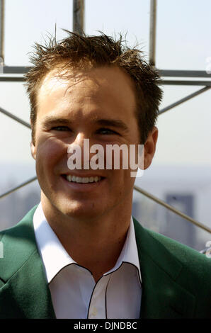 15. April 2008 - Manhattan, NY, USA - GOLF: 2008 tourt Masters Champion, Südafrikas TREVOR IMMELMAN, das Empire State Building 86. Stockwerk und 102. Stock Suche.  (Kredit-Bild: © Bryan Smith/ZUMA Press) Einschränkungen: New York City Paper Rechte heraus! Stockfoto