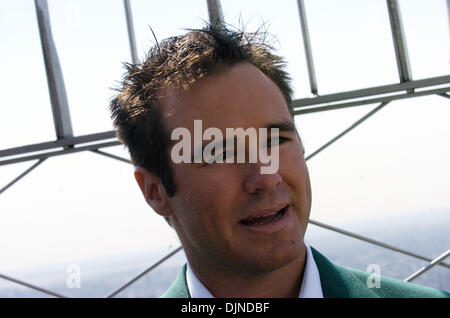 15. April 2008 - Manhattan, NY, USA - GOLF: 2008 tourt Masters Champion, Südafrikas TREVOR IMMELMAN, das Empire State Building 86. Stockwerk und 102. Stock Suche.  (Kredit-Bild: © Bryan Smith/ZUMA Press) Einschränkungen: New York City Paper Rechte heraus! Stockfoto