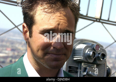 15. April 2008 - Manhattan, NY, USA - GOLF: 2008 tourt Masters Champion, Südafrikas TREVOR IMMELMAN, das Empire State Building 86. Stockwerk und 102. Stock Suche.  (Kredit-Bild: © Bryan Smith/ZUMA Press) Einschränkungen: New York City Paper Rechte heraus! Stockfoto