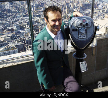 15. April 2008 - Manhattan, NY, USA - GOLF: 2008 tourt Masters Champion, Südafrikas TREVOR IMMELMAN, das Empire State Building 86. Stockwerk und 102. Stock Suche.  (Kredit-Bild: © Bryan Smith/ZUMA Press) Einschränkungen: New York City Paper Rechte heraus! Stockfoto