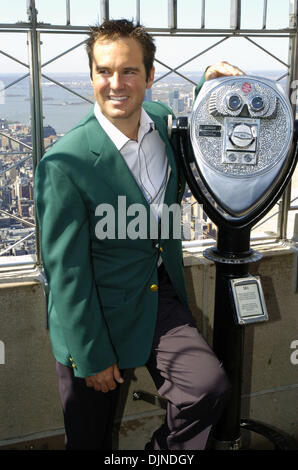 15. April 2008 - Manhattan, NY, USA - GOLF: 2008 tourt Masters Champion, Südafrikas TREVOR IMMELMAN, das Empire State Building 86. Stockwerk und 102. Stock Suche.  (Kredit-Bild: © Bryan Smith/ZUMA Press) Einschränkungen: New York City Paper Rechte heraus! Stockfoto