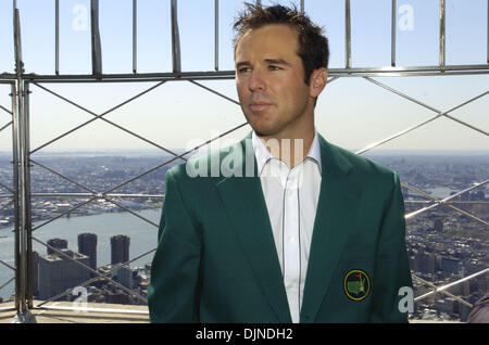 15. April 2008 - Manhattan, NY, USA - GOLF: 2008 tourt Masters Champion, Südafrikas TREVOR IMMELMAN, das Empire State Building 86. Stockwerk und 102. Stock Suche.  (Kredit-Bild: © Bryan Smith/ZUMA Press) Einschränkungen: New York City Paper Rechte heraus! Stockfoto