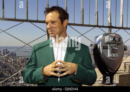 15. April 2008 - Manhattan, NY, USA - GOLF: 2008 tourt Masters Champion, Südafrikas TREVOR IMMELMAN, das Empire State Building 86. Stockwerk und 102. Stock Suche.  (Kredit-Bild: © Bryan Smith/ZUMA Press) Einschränkungen: New York City Paper Rechte heraus! Stockfoto