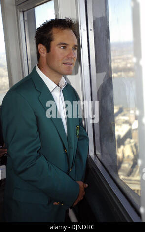 15. April 2008 - Manhattan, NY, USA - GOLF: 2008 tourt Masters Champion, Südafrikas TREVOR IMMELMAN, das Empire State Building 86. Stockwerk und 102. Stock Suche.  (Kredit-Bild: © Bryan Smith/ZUMA Press) Einschränkungen: New York City Paper Rechte heraus! Stockfoto