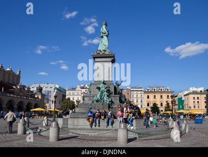 Adam-Mickiewicz-Skulptur, romantischen Dichter. Ein Ort der Begegnung in Rynek Glowny The Main Market Square, Altstadt, Krakau, Polen Stockfoto