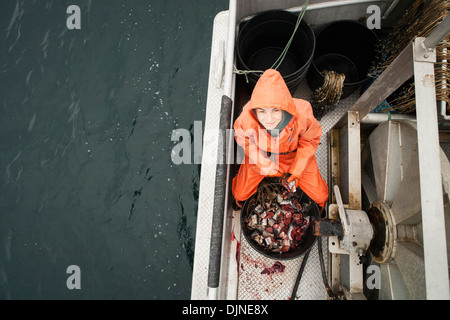 Hetze Heilbutt Longline Haken mit rosa Lachs beim Vorbereiten zum kommerziellen Fisch für Heilbutt In der Morzhovoi Bucht, in der Nähe von falschen Pass Stockfoto