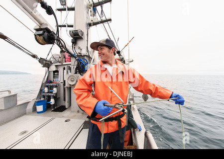 Keith Bell Vorbereitung der Heilbutt Longline Ausrüstung an Bord der F/V Glück Taube in der Nähe von King Cove, Alaska-Halbinsel zu schleppen Stockfoto