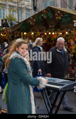 Keyboard spielt Buskers mit Publikum in Liverpool eine City Center Holiday Shopping Saison, Einzelhandelsgeschäfte, Geschäfte, Weihnachtseinkäufer, Discounter Sale Shopping, Und die Verbraucherausgaben am Black Friday galten als der größte Einkaufstag des Jahres. Britische Einzelhändler haben die US-Bonanza nach dem Weihnachtsgeschäft angenommen, obwohl viele Kunden von den Wall-to-Wall-Rabatten in ihren Lieblingsgeschäften überrascht waren, während einige auf Schnäppchen gingen. Stockfoto