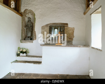 C13th Schrein Kapelle W Hauptschiff der Kirche Partrishow, Powys, enthält die Beerdigung von C6th St Issui & eine moderne Statue von ihm von Frank Roper. Stockfoto