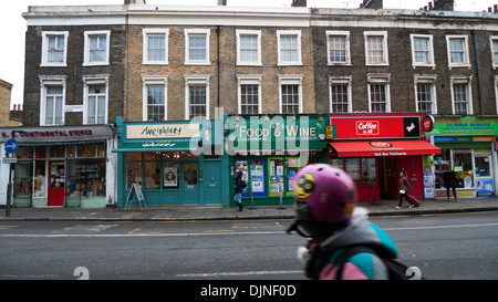 Eine Reihe von Terrassenwohnungen über kleinen Geschäften in der Caledonian Road Islington London England Großbritannien Großbritannien KATHY DEWITT Stockfoto