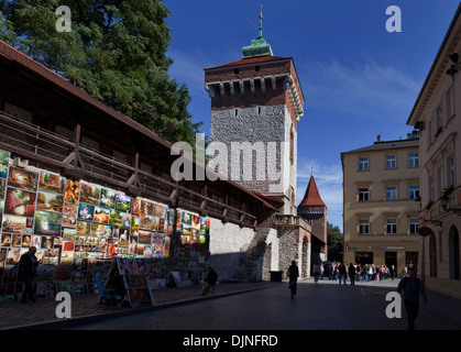 Die Open-Air-Kunstgalerie auf der mittelalterlichen Stadtmauer und das Florianstor, Altstadt, Krakau, Polen Stockfoto