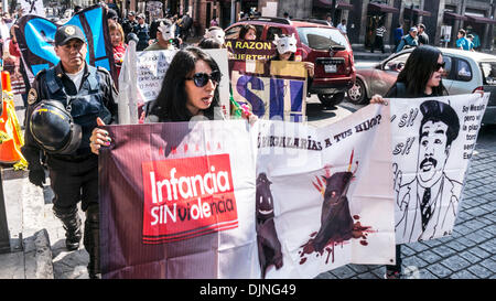 Mexiko-Stadt, Bezirk Centro Historico, Mexiko; 28. November 2013. Tierschützer protestieren gegen Stierkampf, Banner tragen chant Toros SI! Toreros Nein! beim marschieren in Mexiko-Stadt am Donnerstag. Bildnachweis: Dorothy Alexander/Alamy Live-Nachrichten Stockfoto