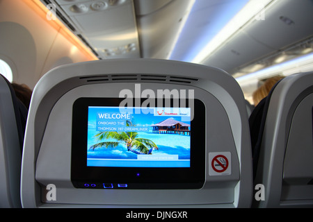 Innenraum einer Boeing 787 Dreamliner Thompson Airways Flugzeuge zeigen die einzelnen Passagier im Flug Unterhaltung Bildschirm Stockfoto