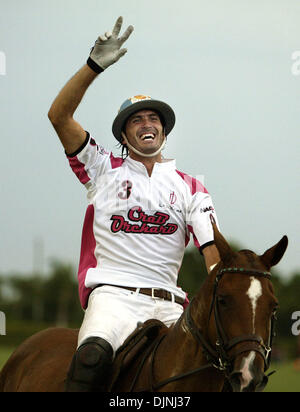 20. April 2008 - Wellington, Florida, USA - Crab Orchard ADOLFO CAMBIASO, von Argentinien, feiert, wie sein Team Las Monjitas um die Stanford U.S. Open Polo Championship gewinnen besiegt Sonntagnachmittag im International Polo Club Palm Beach. (Kredit-Bild: © Bruce R. Bennett/Palm Beach Post/ZUMA Press) Einschränkungen: * USA Boulevardpresse Rechte heraus * Stockfoto