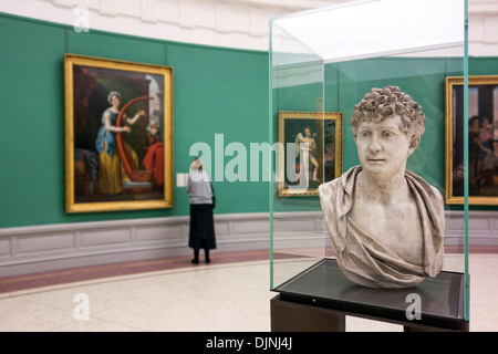Frau betrachten Skulptur und alte Gemälde im Museum der bildenden Künste / Museum Voor Schone Kunsten / MSK in Gent, Belgien Stockfoto