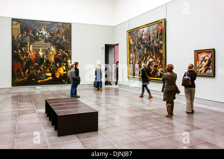 Besucher betrachten Sammlung von alten Gemälden im Museum der bildenden Künste / Museum Voor Schone Kunsten / MSK in Gent, Belgien Stockfoto