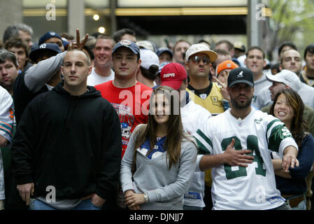 26. April 2008 - New York, New York, USA - lange Schlangen von Fans auf West 50th. St. in Manhattan betreten die Radio Music Hall für die NFL Draft. (Kredit-Bild: © Mariela Lombard/ZUMA Press) Einschränkungen: * New York City Zeitungen Rechte heraus * Stockfoto