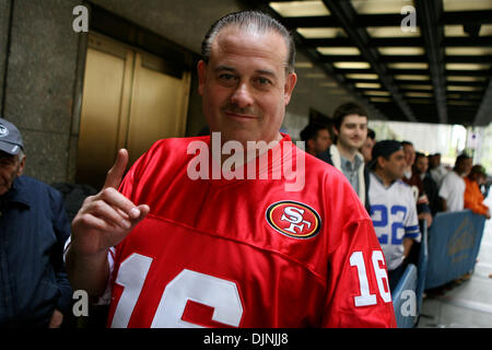 26. April 2008 - New York, New York, USA - BILLY WALSH ist der erste in einer langen Reihe von Fans auf West 50th. St. in Manhattan in der Radio Music Hall für die NFL Draft. (Kredit-Bild: © Mariela Lombard/ZUMA Press) Einschränkungen: * New York City Zeitungen Rechte heraus * Stockfoto