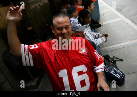 26. April 2008 - New York, New York, USA - BILLY WALSH ist der erste in einer langen Reihe von Fans auf West 50th. St. in Manhattan in der Radio Music Hall für die NFL Draft. (Kredit-Bild: © Mariela Lombard/ZUMA Press) Einschränkungen: * New York City Zeitungen Rechte heraus * Stockfoto