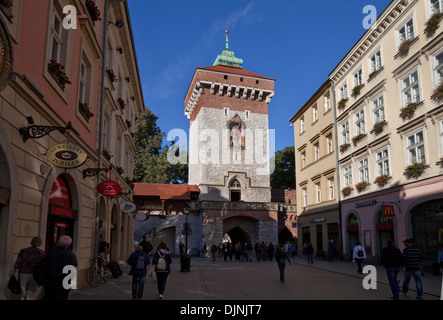 Das Florianstor, mit der 19. Jahrhundert Basrelief des Heiligen Florian gesetzt in die Wand des 19. Jahrhunderts Basrelief des Heiligen Florian Stockfoto