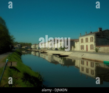 Coulon liegt am Fluss Sèvre Niortaise im Venise Verte oder Marais Poitevin, Marschland des Deux-Sèvres, Südwest-Frankreich. Stockfoto