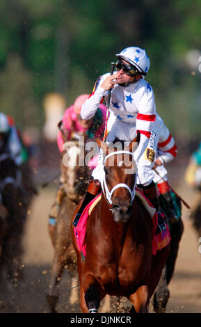 Kent Desormeaux als Jockey, nachdem er überquerte die Ziellinie auf Big Brown gewinnt die 134. laufen das Kentucky Derby Samstag, 3. Mai 2008, in Churchill Downs in Louisville, KY Foto von David Perry (Credit-Bild: © Lexington Herald Leader/ZUMA Press) Stockfoto