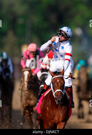 Kent Desormeaux als Jockey, nachdem er überquerte die Ziellinie auf Big Brown gewinnt die 134. laufen das Kentucky Derby Samstag, 3. Mai 2008, in Churchill Downs in Louisville, KY Foto von David Perry (Credit-Bild: © Lexington Herald Leader/ZUMA Press) Stockfoto