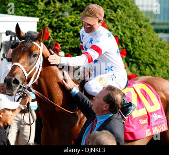 Trainer Rick Dutrow und Jockey Kent Desormeaux geben Big Brown einen Klaps auf den Hals in den Kreis der Sieger der 134. laufen das Kentucky Derby Samstag, 3. Mai 2008, in Churchill Downs in Louisville, KY Foto von Charles Bertram (Credit-Bild: © Lexington Herald Leader/ZUMA Press) Stockfoto