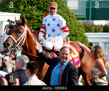 Trainer Rick Dutrow, Zentrum und Übung Reiter Michelle Nevin, geben große braune und jockey Kent Desormeaux in den Kreis der Sieger der 134. laufen das Kentucky Derby Samstag, 3. Mai 2008, in Churchill Downs in Louisville, Kentucky Foto von Charles Bertram (Credit-Bild: © Lexington Herald Leader/ZUMA Press) Stockfoto