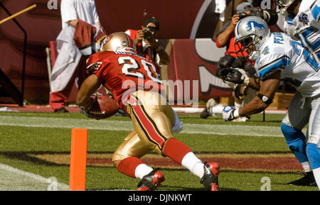 Sep 21, 2008 - San Francisco, Kalifornien - San Francisco 49ers Vs Detroit Lions im Monster PARK Sonntag, 21. September 2008. San Francisco 49ers defensive zurück Allen Rossum stürzt sich für TD. (Kredit-Bild: © Al Golub/ZUMApress.com) Stockfoto